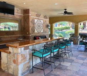 The Montecristo Apartments offers an outdoor bar equipped with stools and a television, perfect for residents of our apartments in Stone Oak, San Antonio to enjoy.